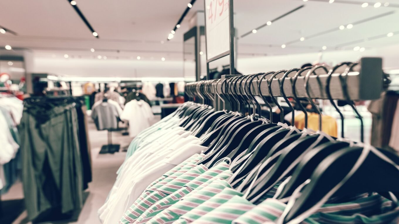 Como os Sistemas Financeiros Integrados Melhoram a Gestão de Vendas e Estoque em Lojas de Roupas